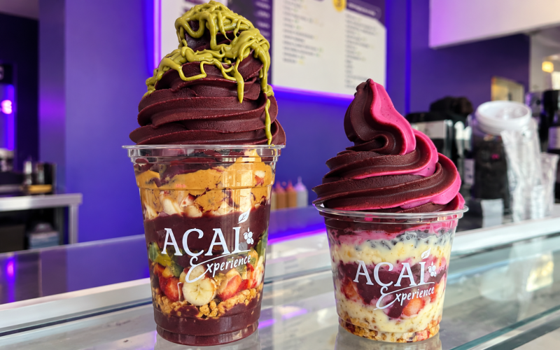 Dos vasos de açaí bajo luces violetas